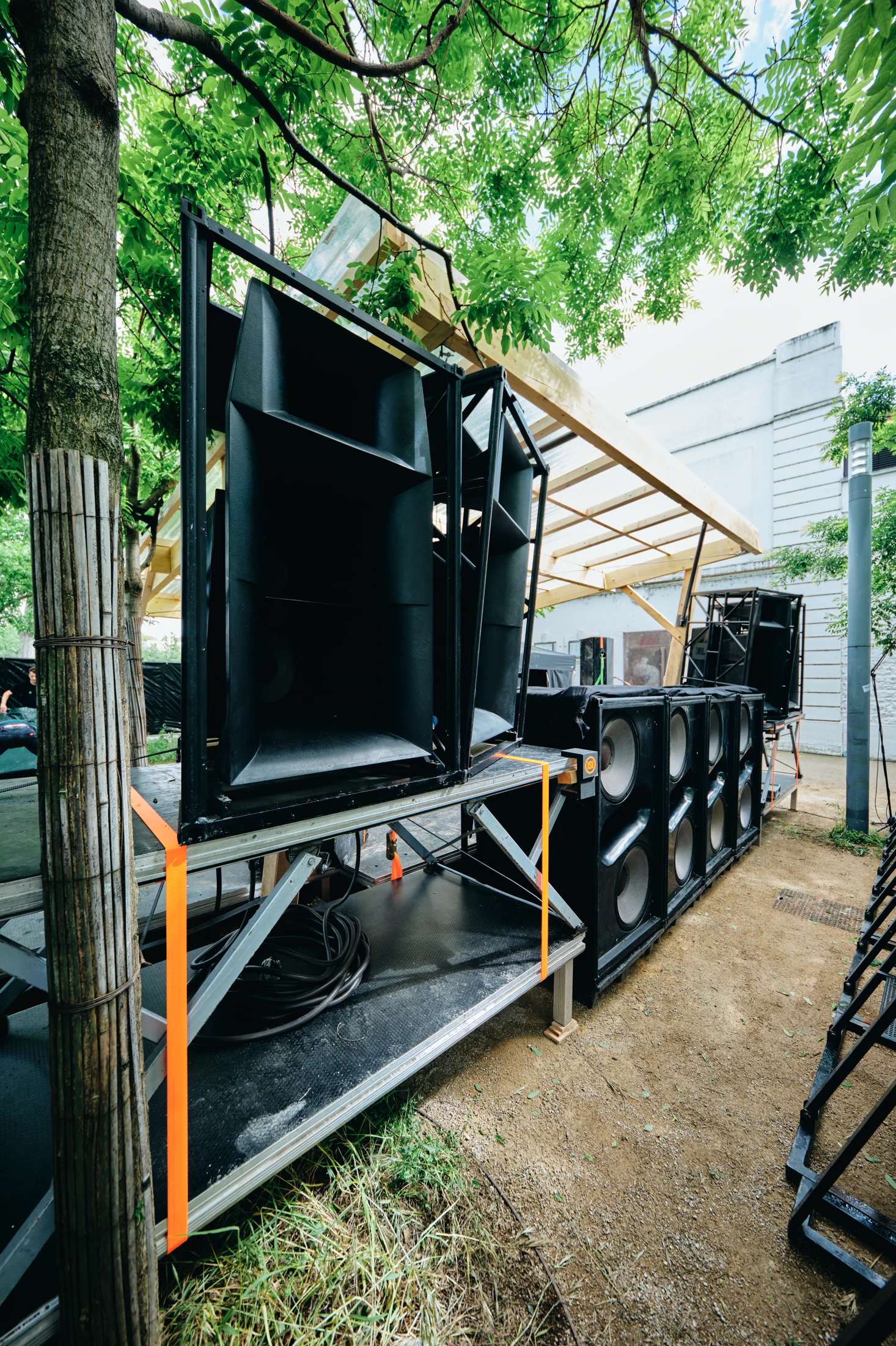 Stack JBL HLA installe pour l'open air Nuits sonores
